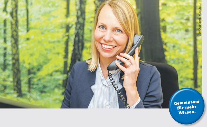 Geschäftsfrau telefoniert im Büro - Gemeinsam für mehr Wissen.