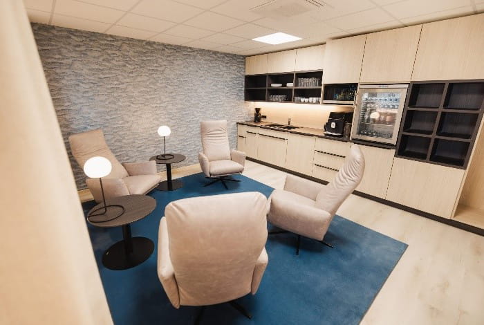 Kleinerer Loungebereich mit Küchen