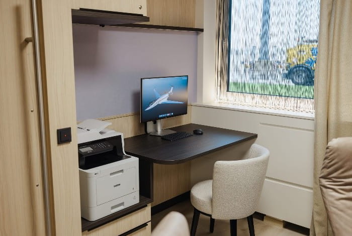 Einzelner Arbeitsplatz mit Computer und Drucker